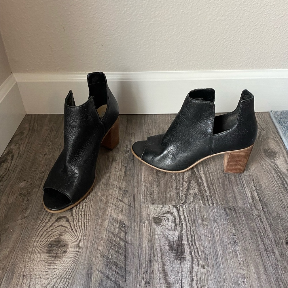 STEVE MADDEN Brazilian Black Leather Heel